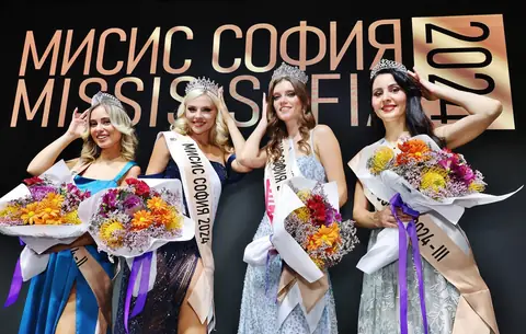 Наградените участнички с корони и букети на Мисис София 2024.